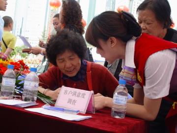 用戶現(xiàn)場填寫滿意度調(diào)查表