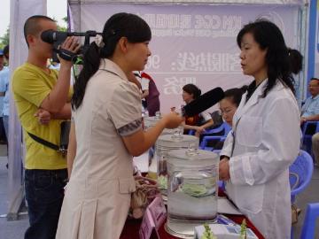 工作人員接受媒體的采訪