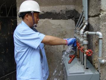 工作人員到用戶家中進(jìn)行維修