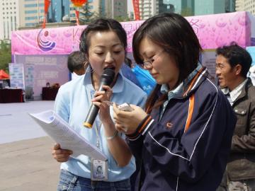 主持人向市民提問用水知識