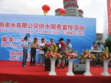 為參與互動的市民發(fā)放紀(jì)念品