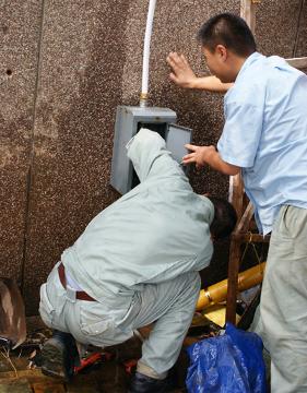 義務(wù)新接管道，解決水壓不足問(wèn)題