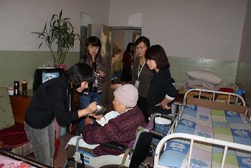 青年團(tuán)員細(xì)心喂老奶奶吃飯