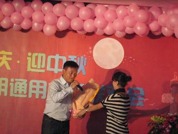 熱情的觀眾上臺獻花